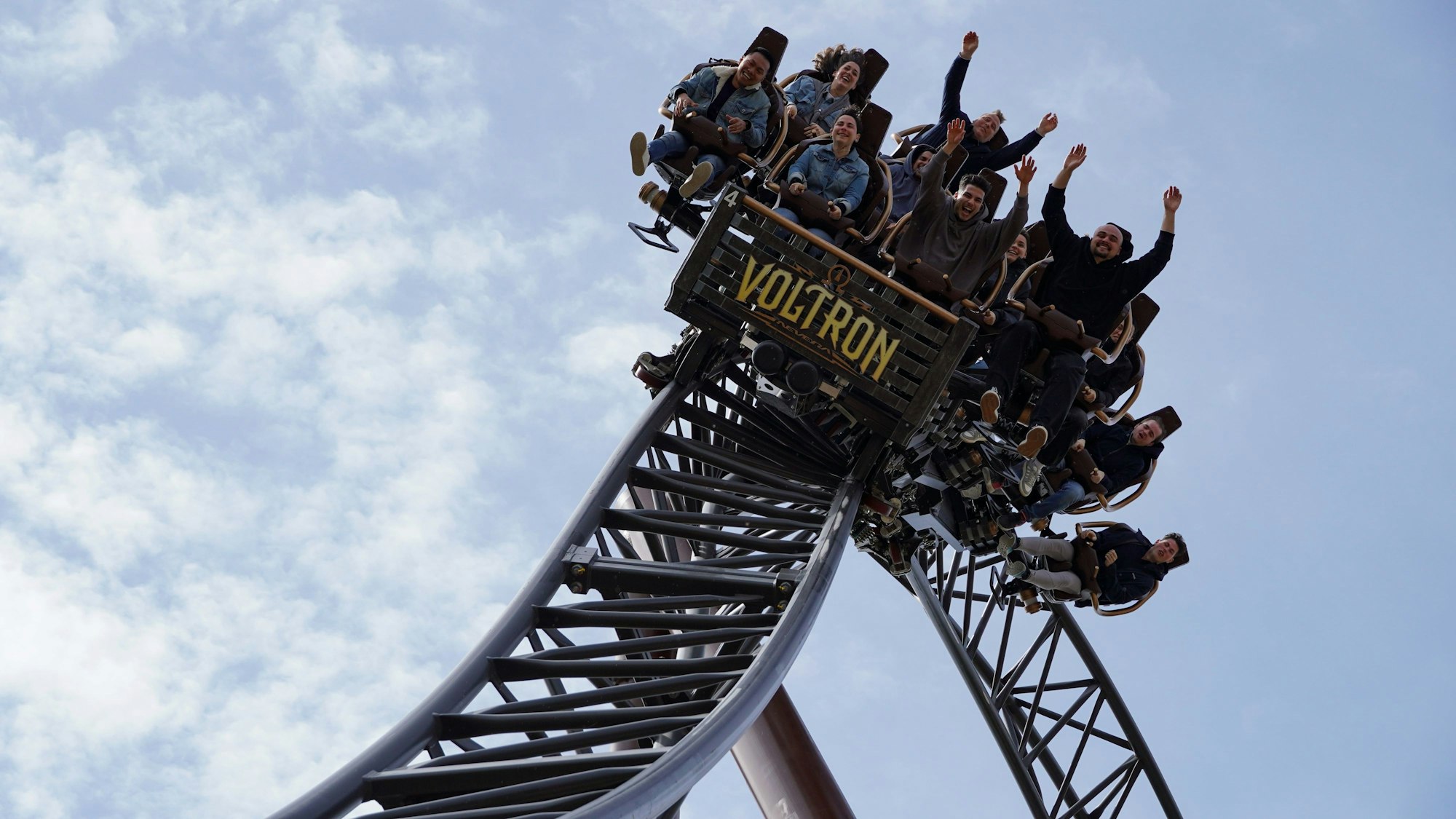 Menschen sitzen in der neuen Voltron-Achterbahn des Europa-Parks.