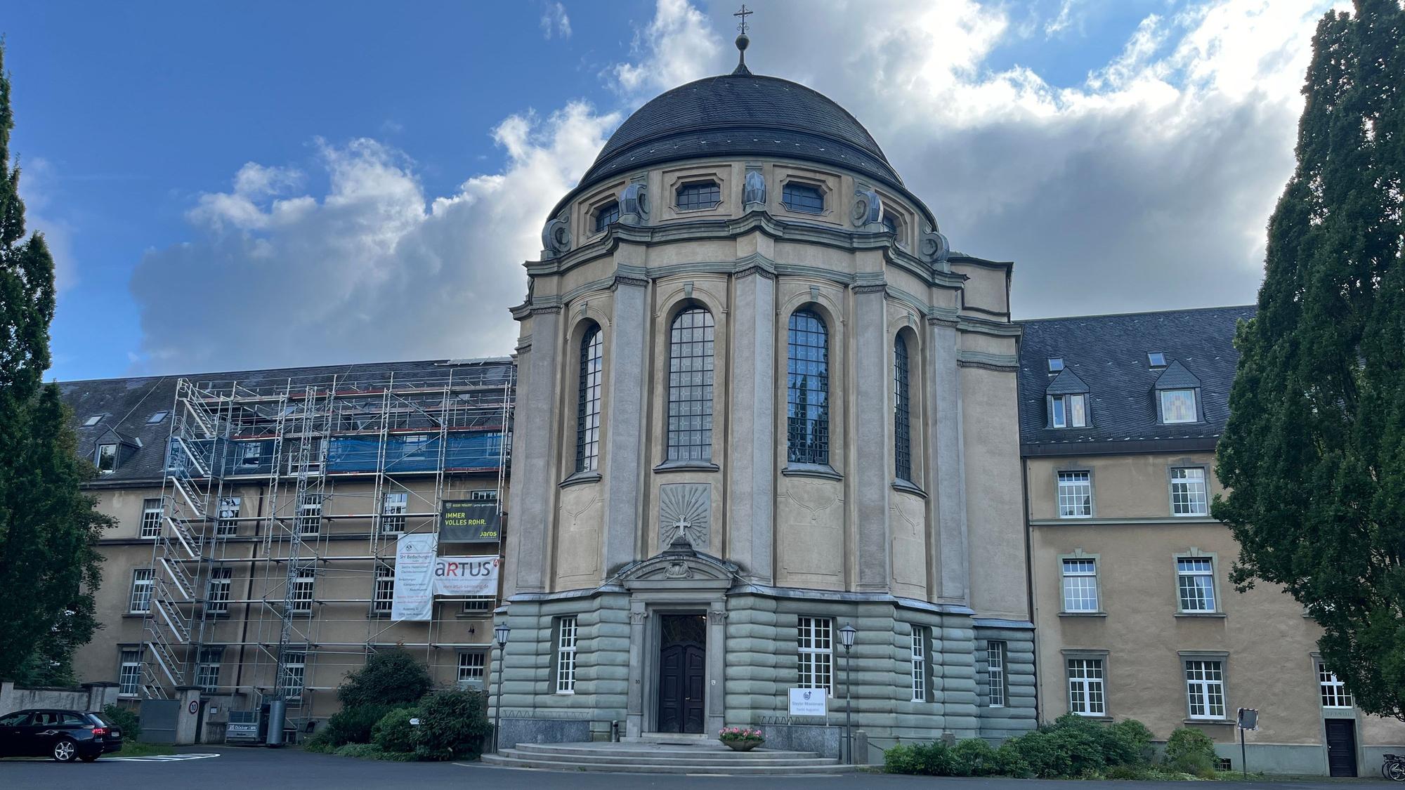Neben der Klosterkirche ist ein Gerüst aufgebaut, dort hatte es gebrannt.