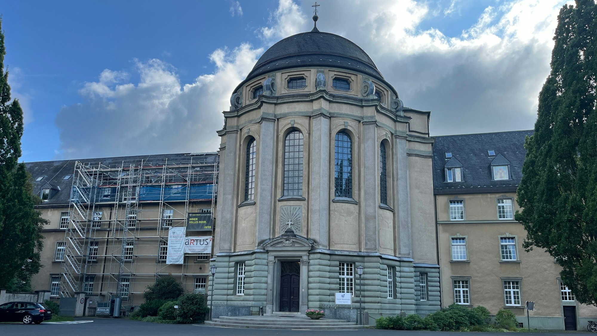 Neben der Klosterkirche ist ein Gerüst aufgebaut, dort hatte es gebrannt.