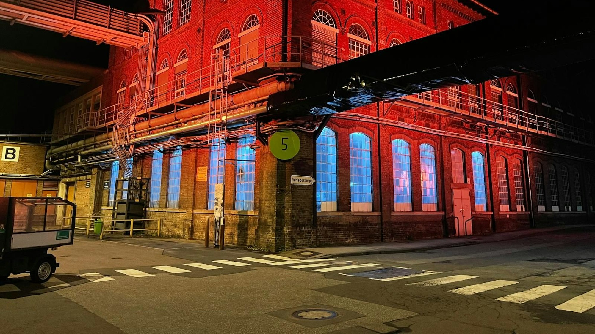 Neue Beleuchtung auf dem Zanders-Gelände an der Mainstreet, die bis 2028 angeschlossen werden soll.