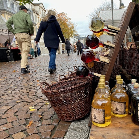 Zu sehen ist ein Stand mit Spirituosen auf dem Brühler Markt.