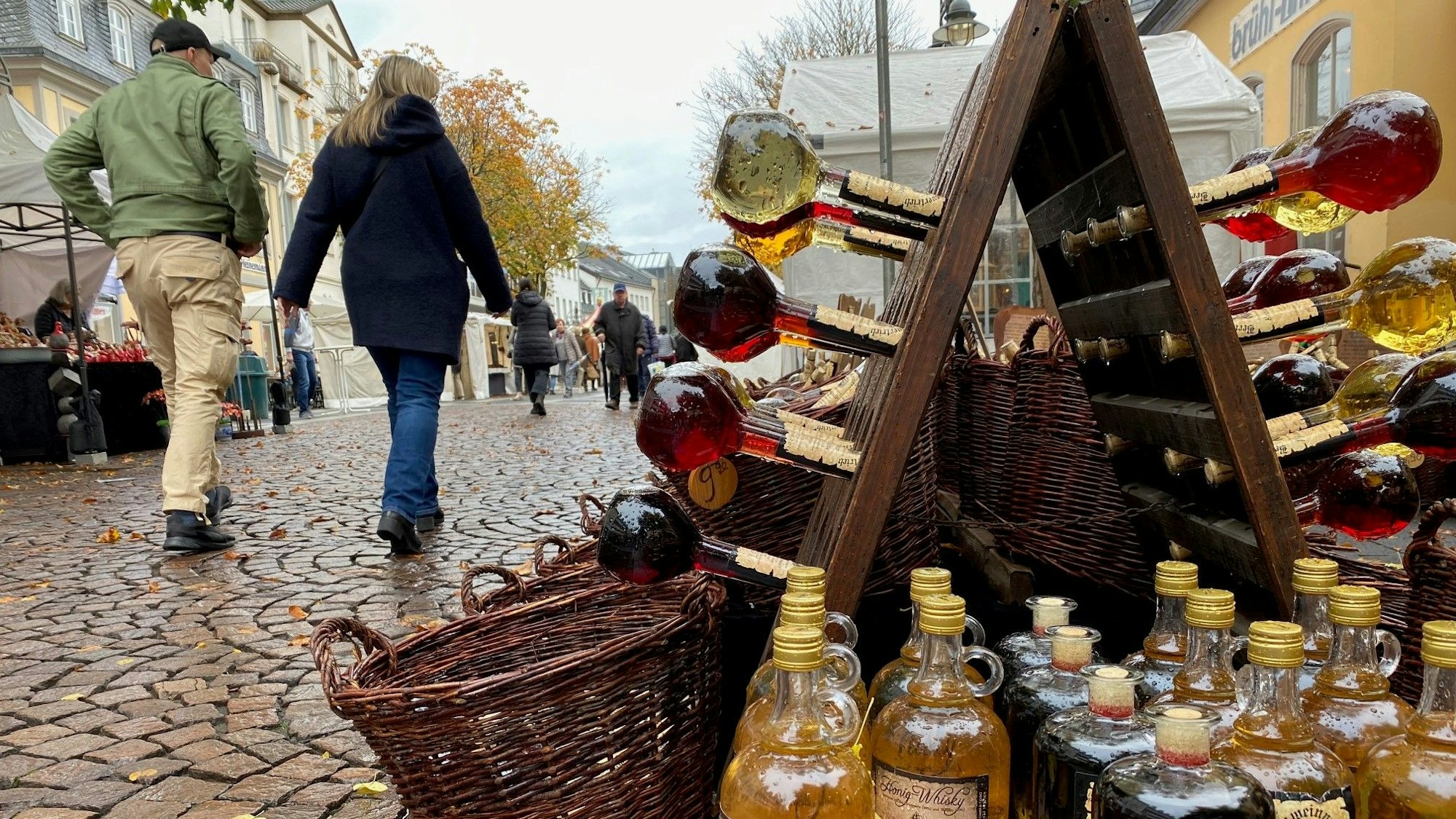 Zu sehen ist ein Stand mit Spirituosen auf dem Brühler Markt.