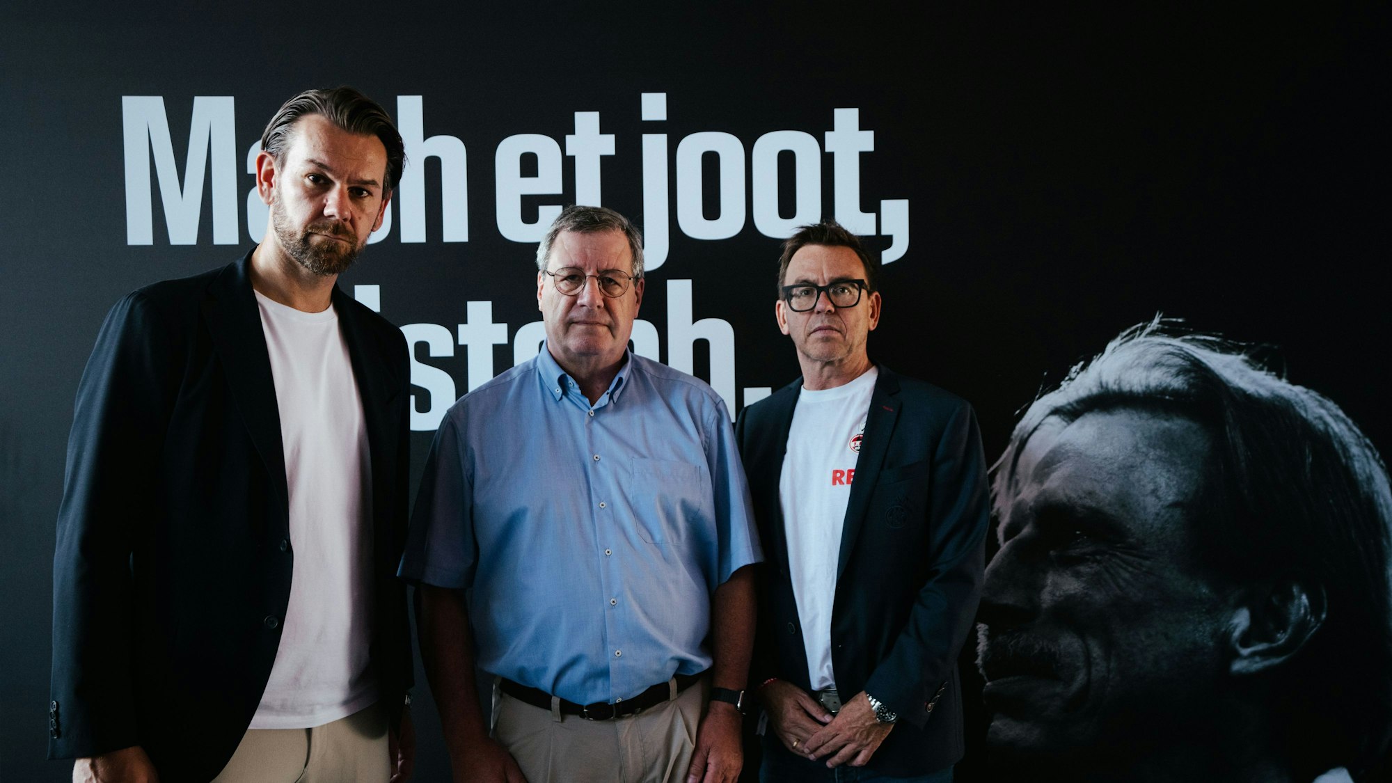 Kondolenzbuch für Christoph Daum vor dem FC-Fanshop am Stadion: Thomas Kessler, Werner Wolf und Markus Rejek