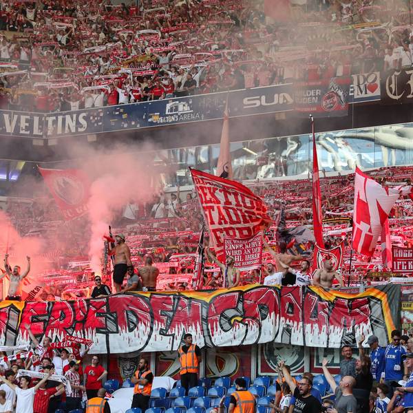 2. Bundesliga - FC Schalke 04 - 1. FC Köln am 01.09.2024 in der Veltins-Arena auf Schalke Die Kölner Fans präsentieren im Gästeblock ein Spruchband