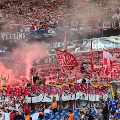 2. Bundesliga - FC Schalke 04 - 1. FC Köln am 01.09.2024 in der Veltins-Arena auf Schalke Die Kölner Fans präsentieren im Gästeblock ein Spruchband