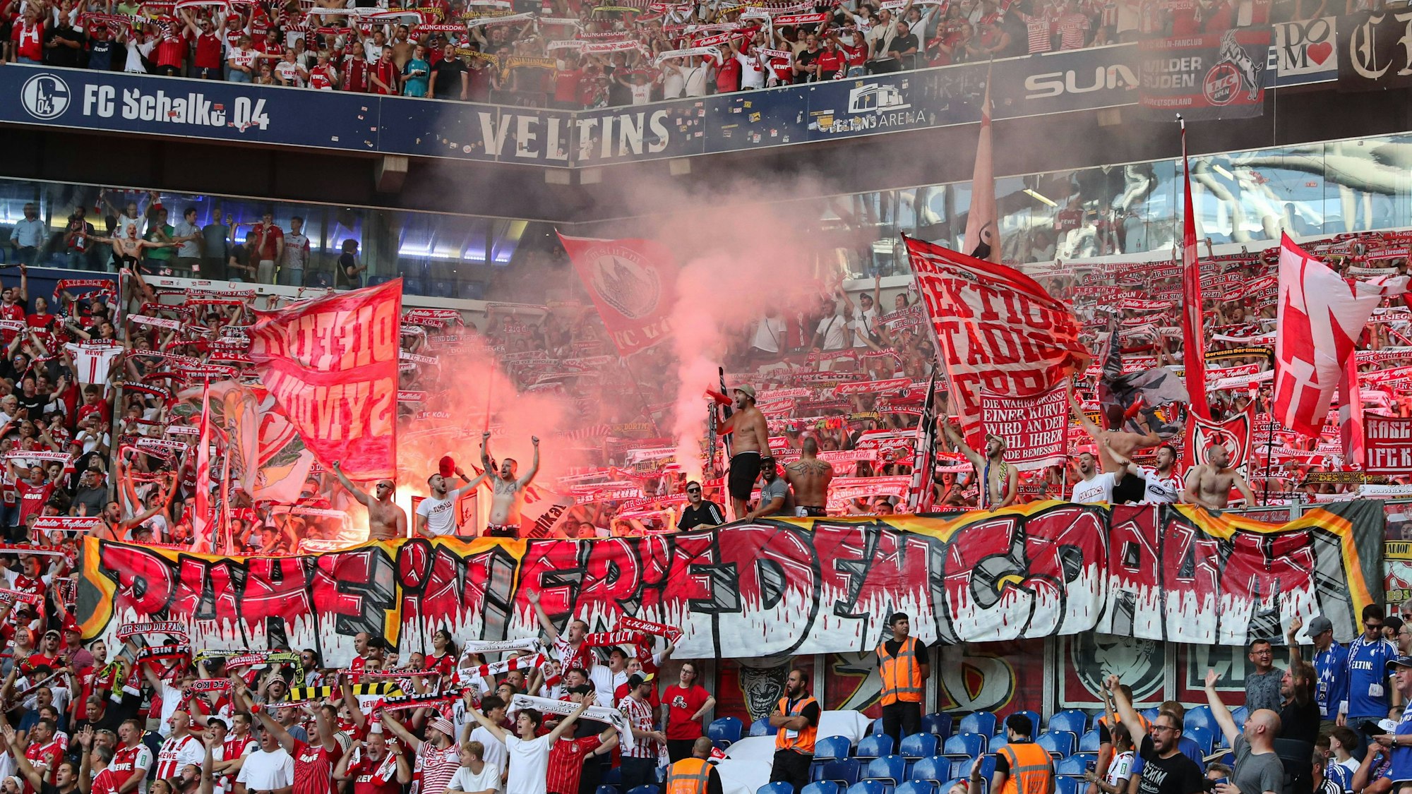 2. Bundesliga - FC Schalke 04 - 1. FC Köln am 01.09.2024 in der Veltins-Arena auf Schalke Die Kölner Fans präsentieren im Gästeblock ein Spruchband