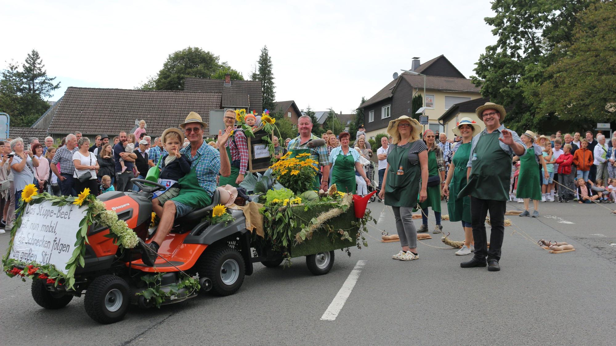 Ein Mottowagen bei einem Erntedank-Umzug.