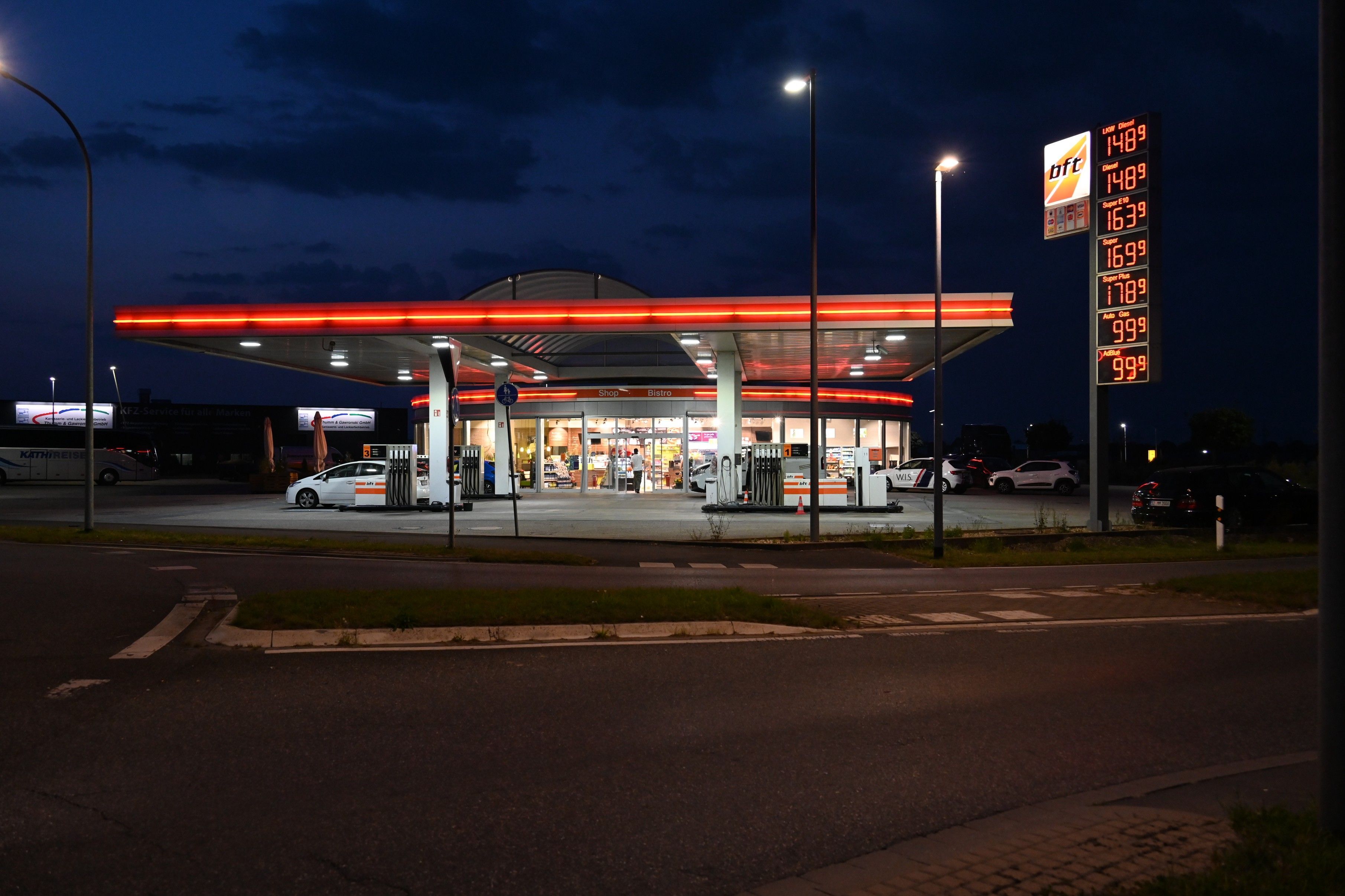 Das Foto zeigt eine freie Tankstelle bei Nacht.
