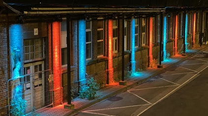 Das Foto zeigt die beleuchtete Zentralwerkstatt auf dem Zanders-Gelände