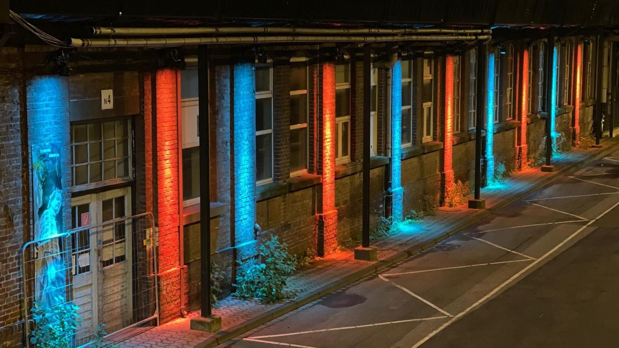 Das Foto zeigt eine illuminierte Werkshalle