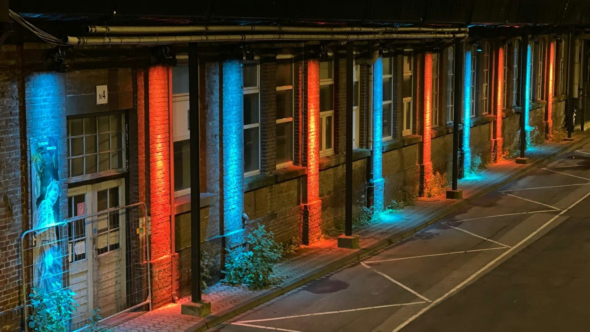 Das Foto zeigt die beleuchtete Zentralwerkstatt auf dem Zanders-Gelände