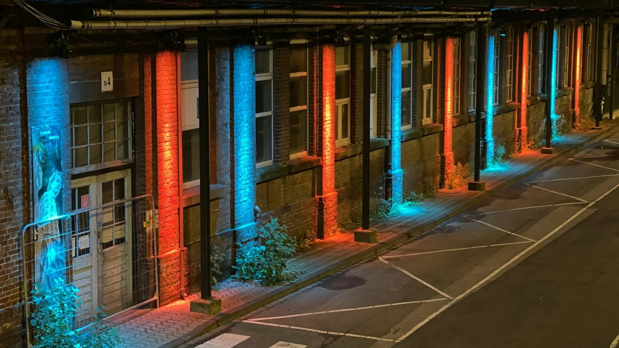 Ein Gebäude auf dem Zanders-Gelände wird mit mehreren Scheinwerfern angestrahlt.