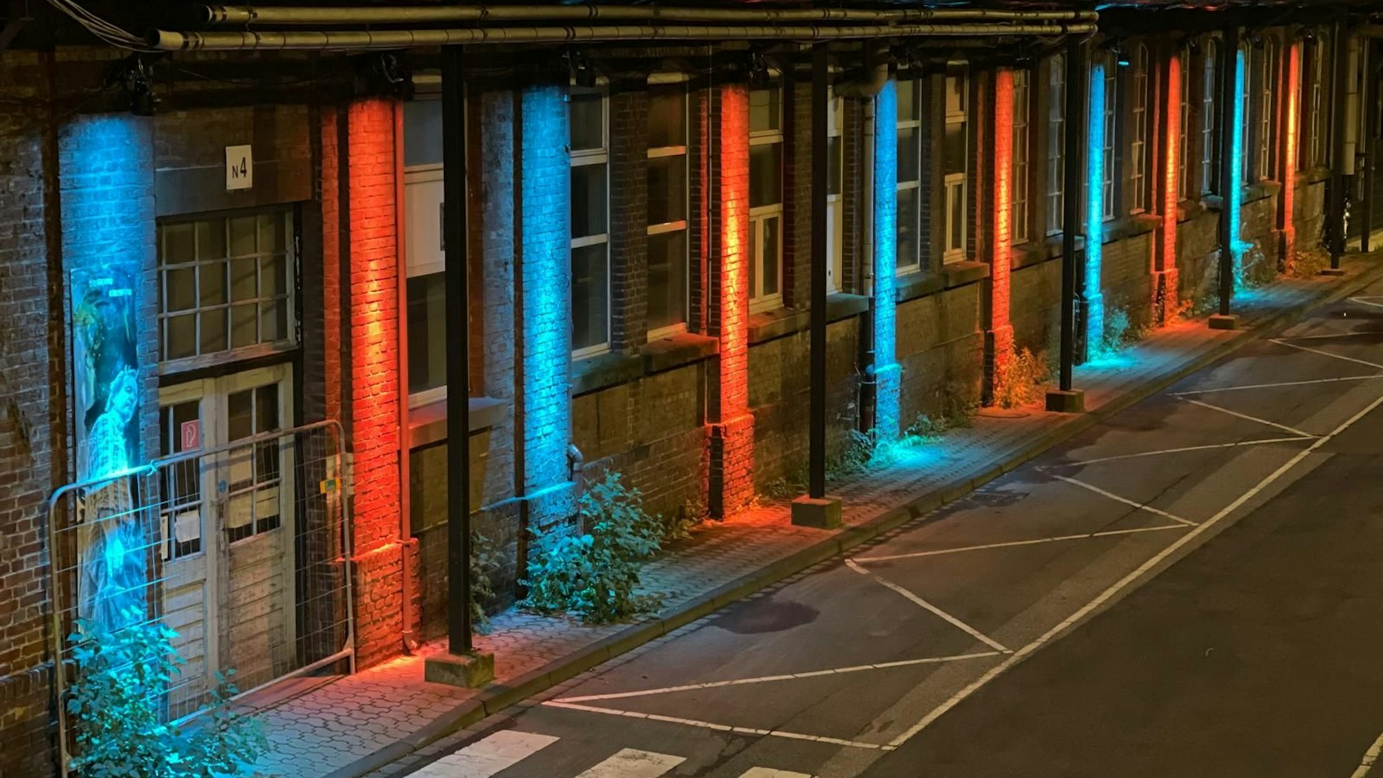 Rot und blau erstrahlt das Gemäuer des Zanders-Gelände.