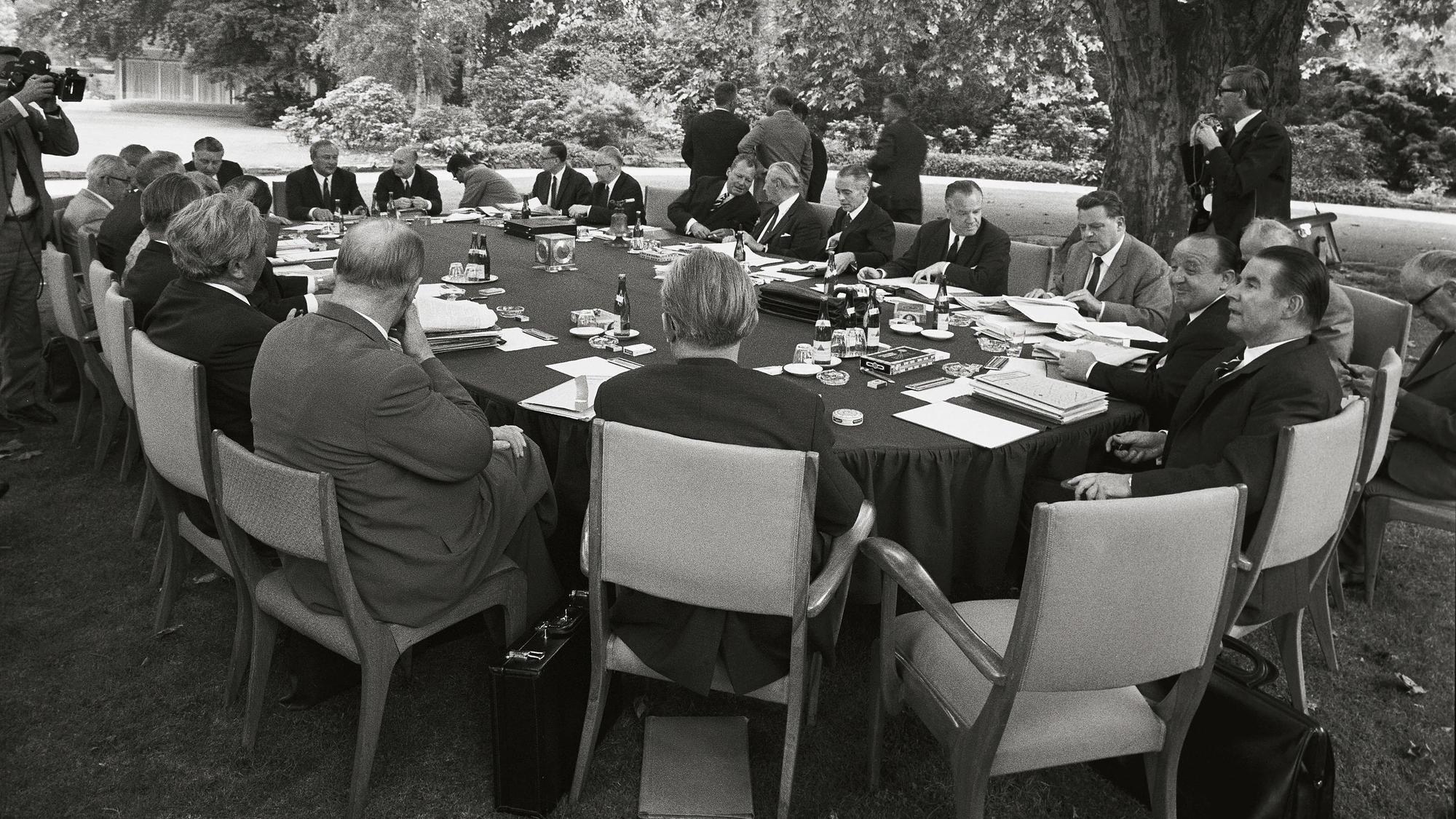 Kabinettssitzung im Park des Palais Schaumburg, 1967