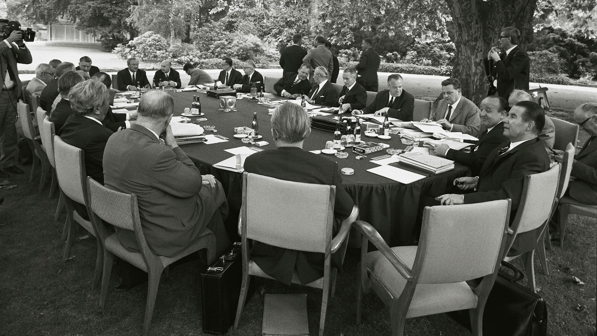 Kabinettssitzung im Park des Palais Schaumburg, 1967