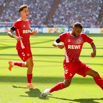 Linton Maina vom 1. FC Koeln bejubelt auf Schalke seinen Treffer zum 0:2 mit Denis Huseinbasic.