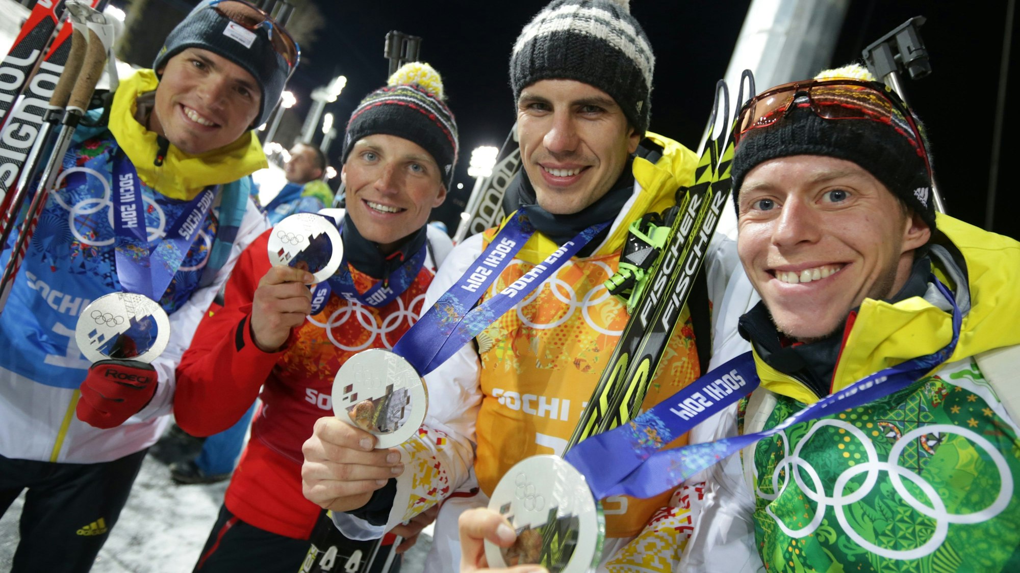 Die Silbermadaillengewinner in der Staffel im Biathlon bei den Olympischen Spielen in Sotschi, Simon Schempp (l-r), Erik Lesser, Arnd Peiffer and Daniel Boehm präsentieren ihre Medaillen