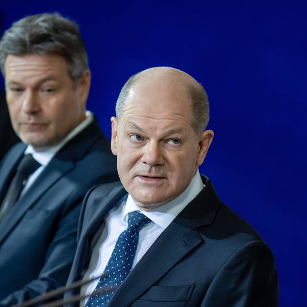 Robert Habeck (l-r, Bündnis 90/Die Grünen), Bundesminister für Wirtschaft und Klimaschutz, Bundeskanzler Olaf Scholz (SPD) und Christian Lindner (FDP), Bundesminister der Finanzen, geben ein Pressestatement.