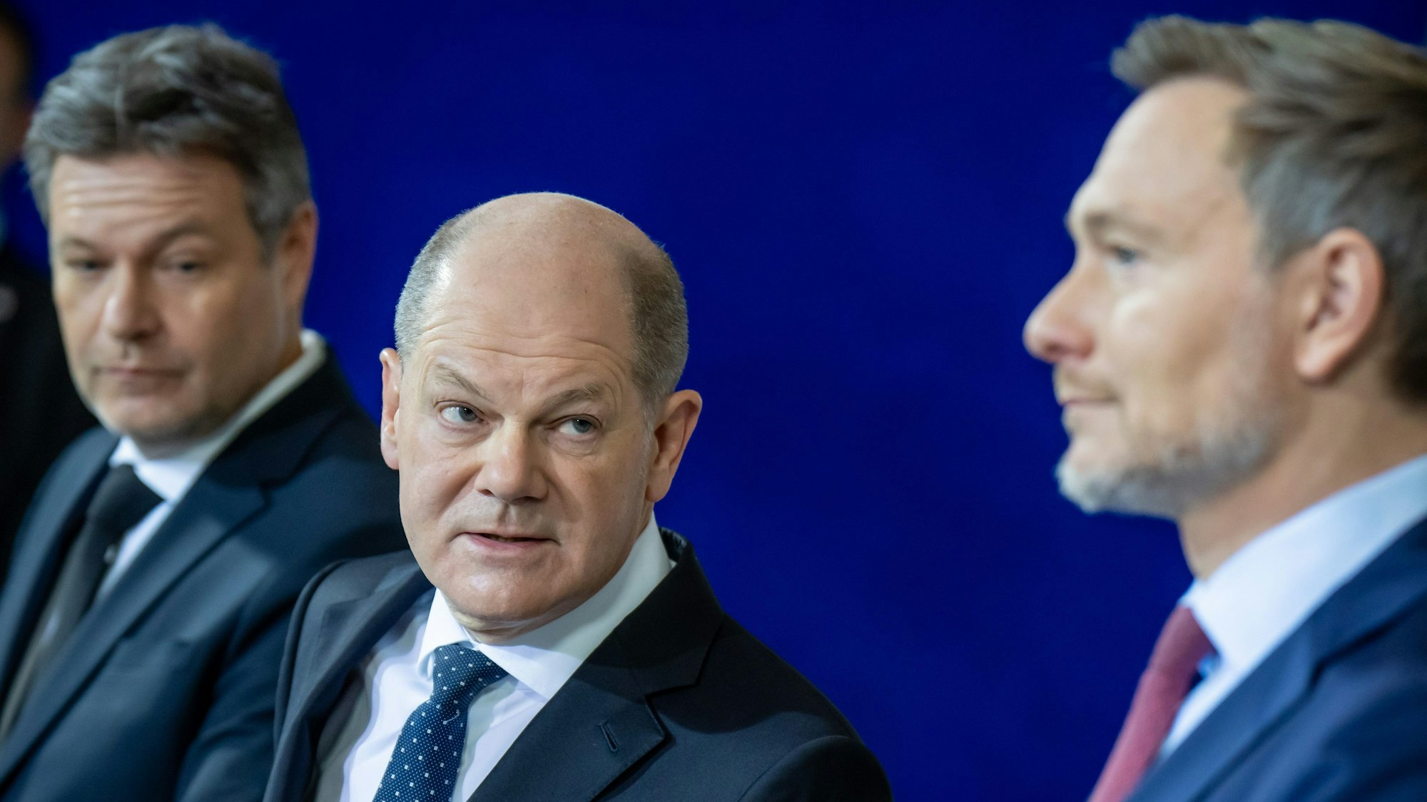 Robert Habeck (l-r, Bündnis 90/Die Grünen), Bundesminister für Wirtschaft und Klimaschutz, Bundeskanzler Olaf Scholz (SPD) und Christian Lindner (FDP), Bundesminister der Finanzen, geben ein Pressestatement.