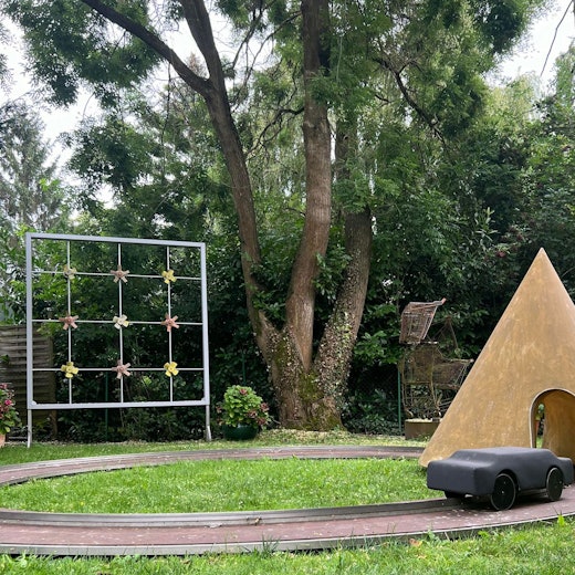 Zu sehen ist der „Skulpturengarten“ vom Künstler Max Scholz.