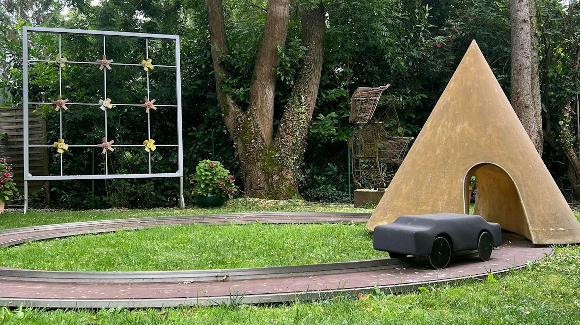 Zu sehen ist der „Skulpturengarten“ vom Künstler Max Scholz.