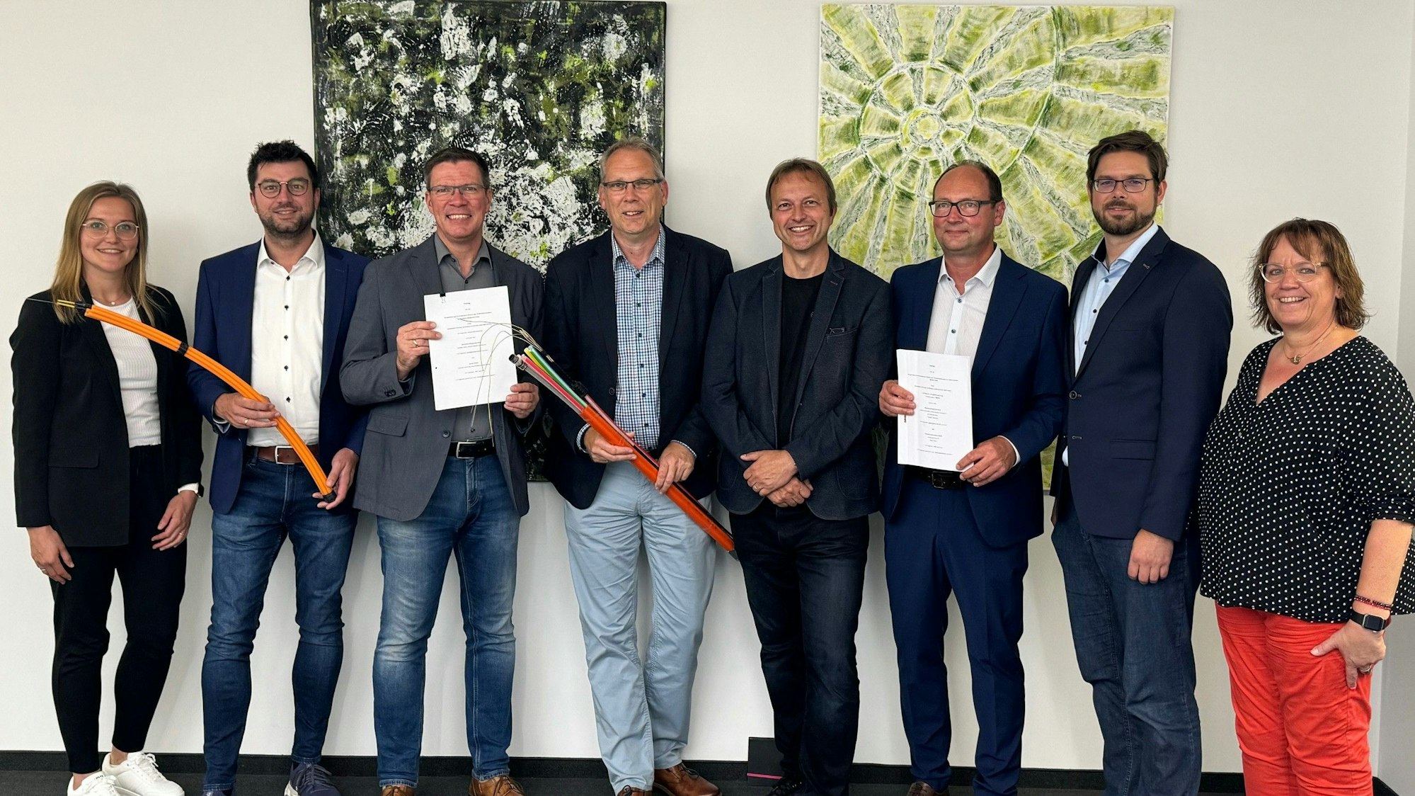 Die Vertragspartner: (v.l.) Lisa Scheidle,Nils Waning (beide Ebpcan), Landrat Santelmann, Stefan Mysliwitz, Andreas Schulz (beide Telekom), Marco Andres-Gilles, Heiko Krause und Andrea Klever (alle drei Kreis).