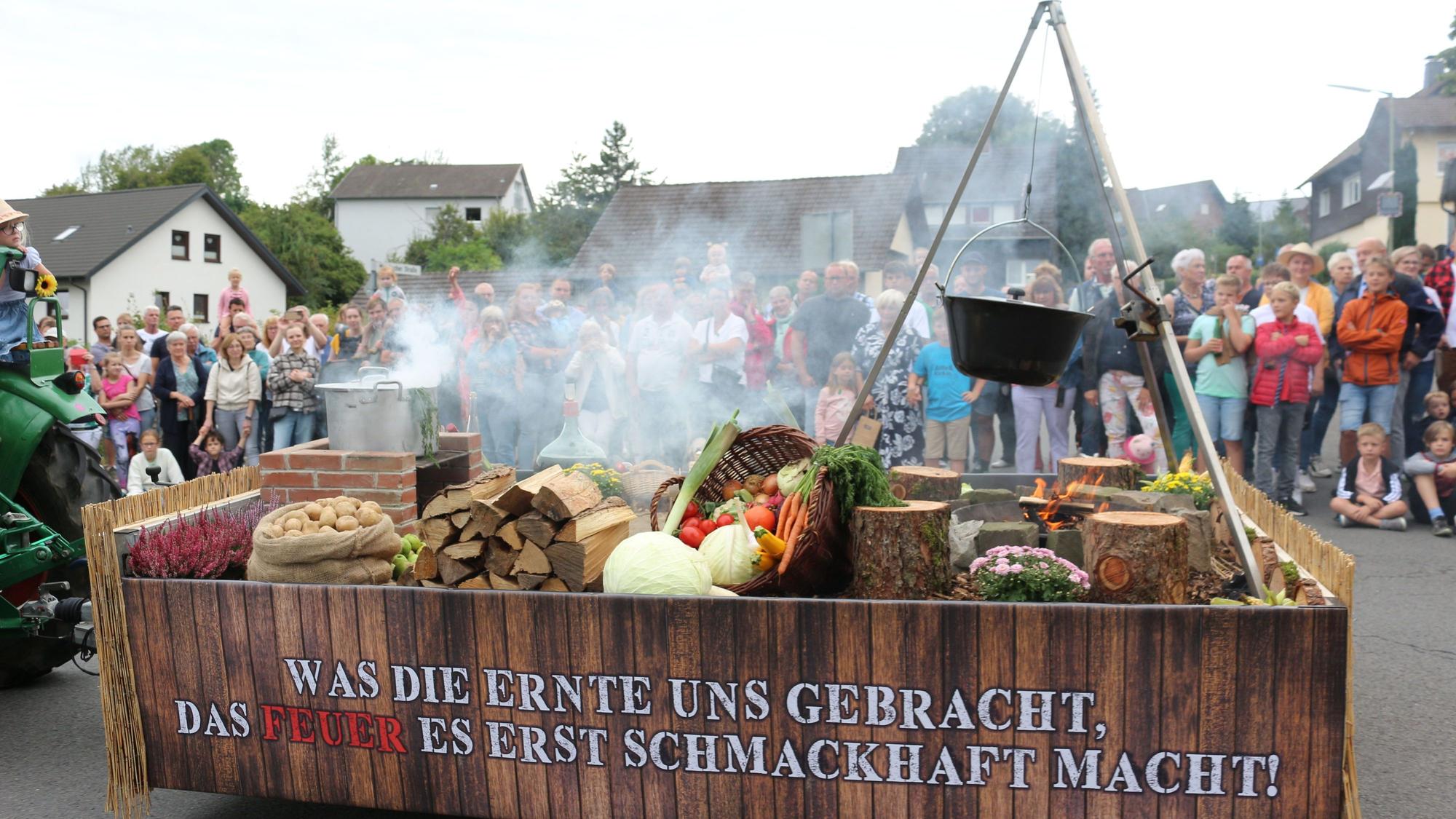 Ein Mottowagen bei einem Erntedank-Umzug.