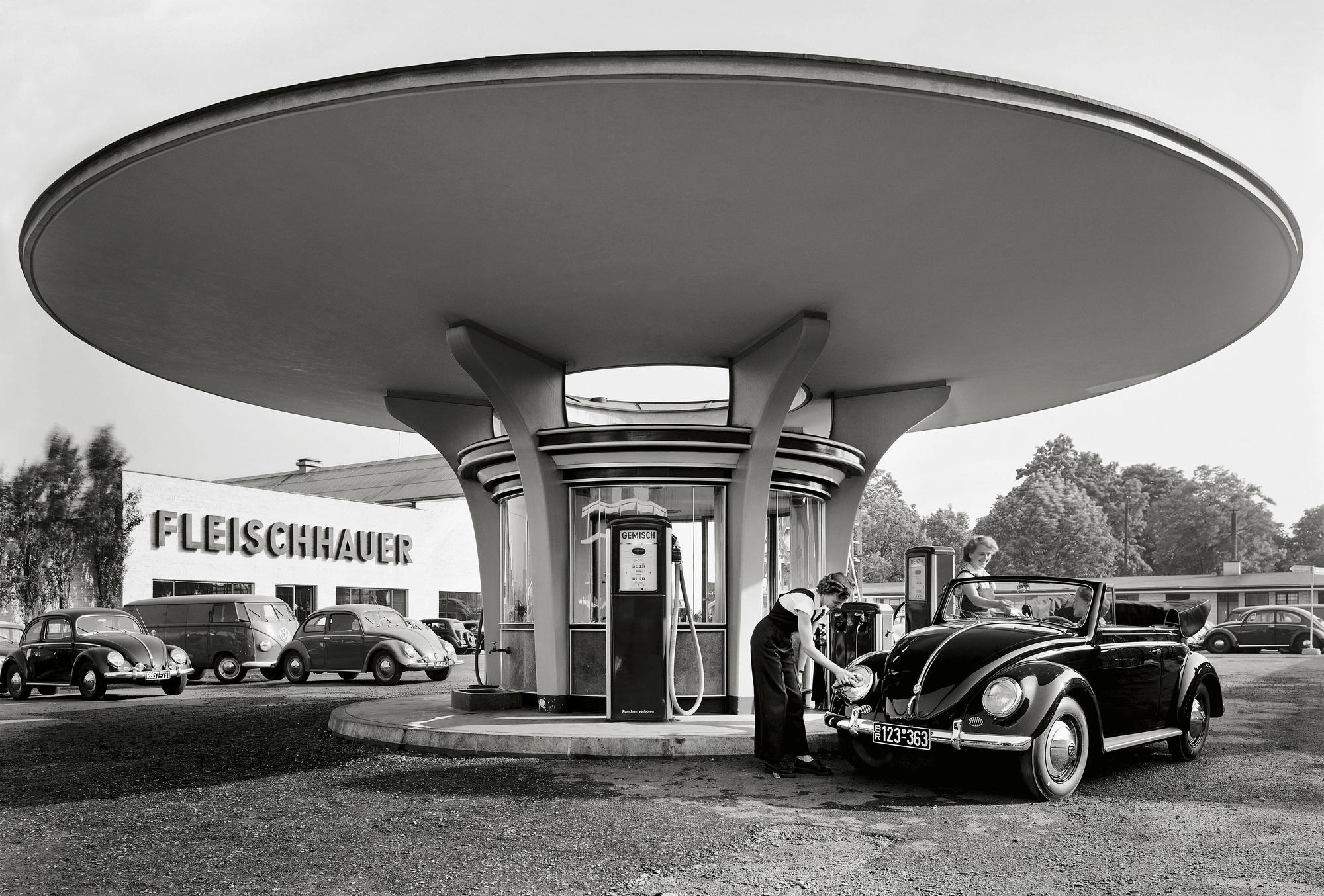 Tankstelle in Köln, 1953