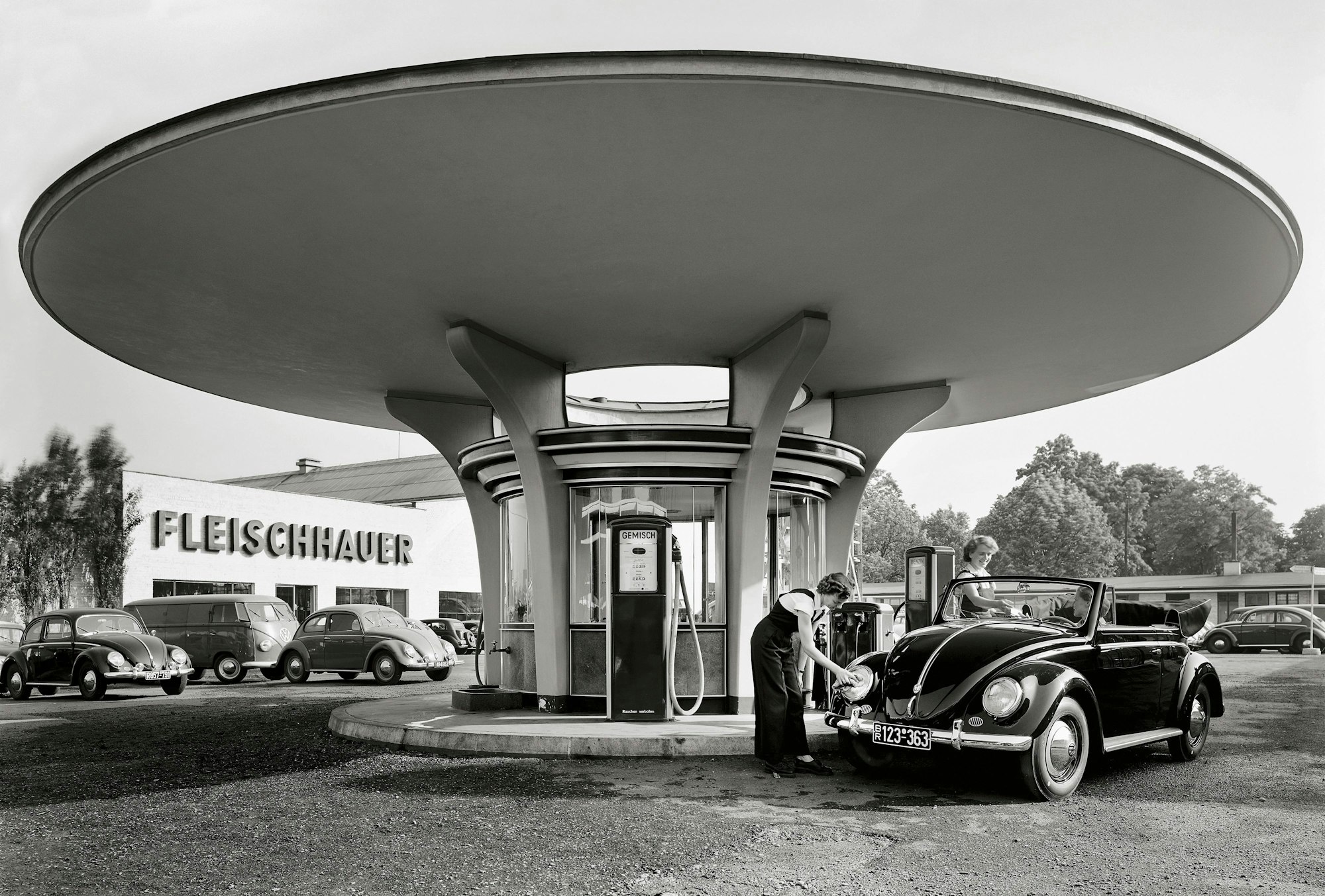 Tankstelle in Köln, 1953