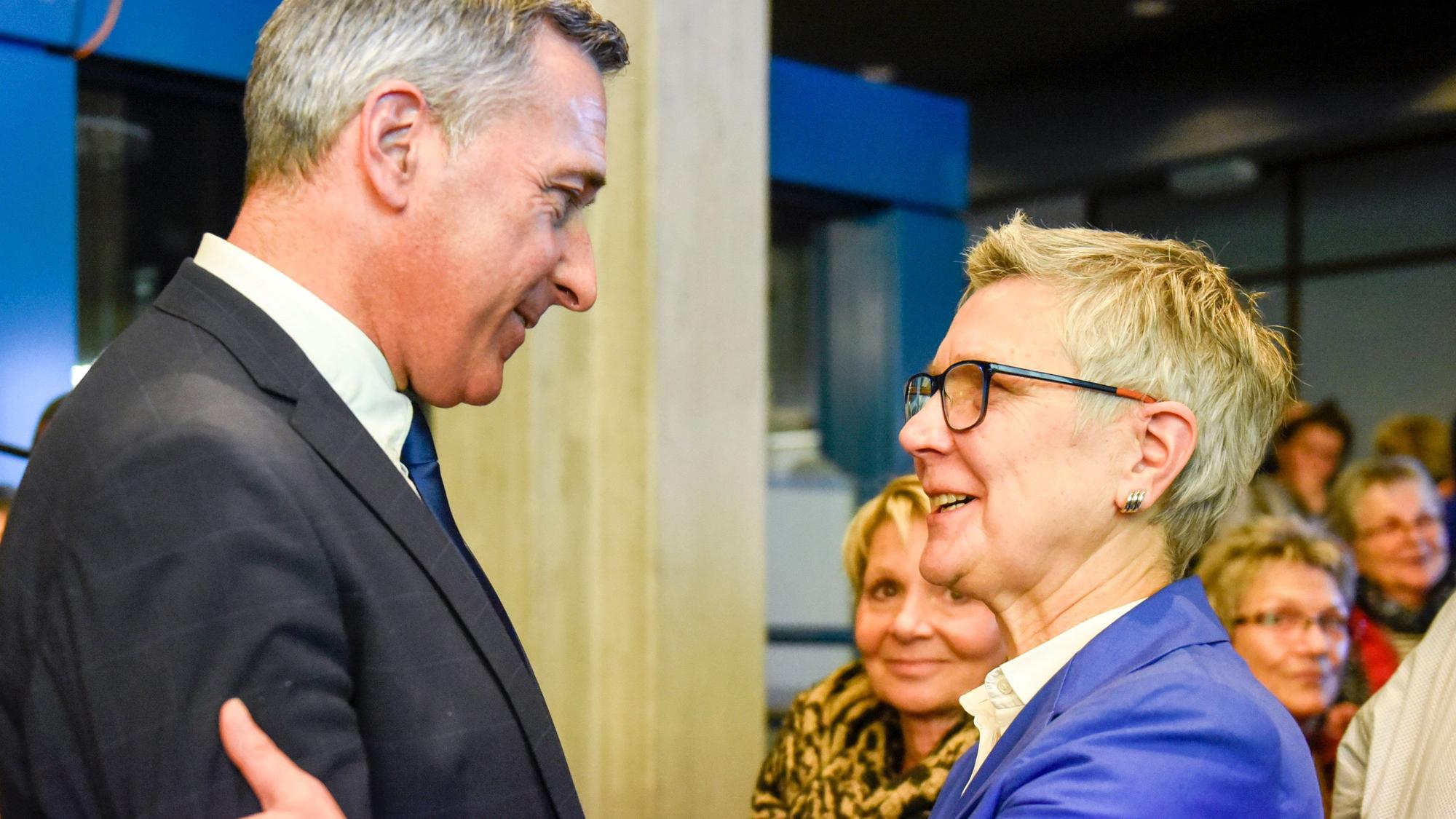 Die SPD-Kreisvorsitzende Heike Steinhäuser gratulierte Ralph Manzke im Jahr 2022 zu dessen Wahl als Bürgermeister von Wesseling.