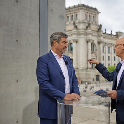 Markus Söder (l, CSU), hier im von Matthias Deiß moderierten ARD-Sommerinterview (Symbolfoto), beantwortete beim „Bericht aus Berlin“ per Schalte die Fragen von Moderator Markus Preiß (nicht im Bild).