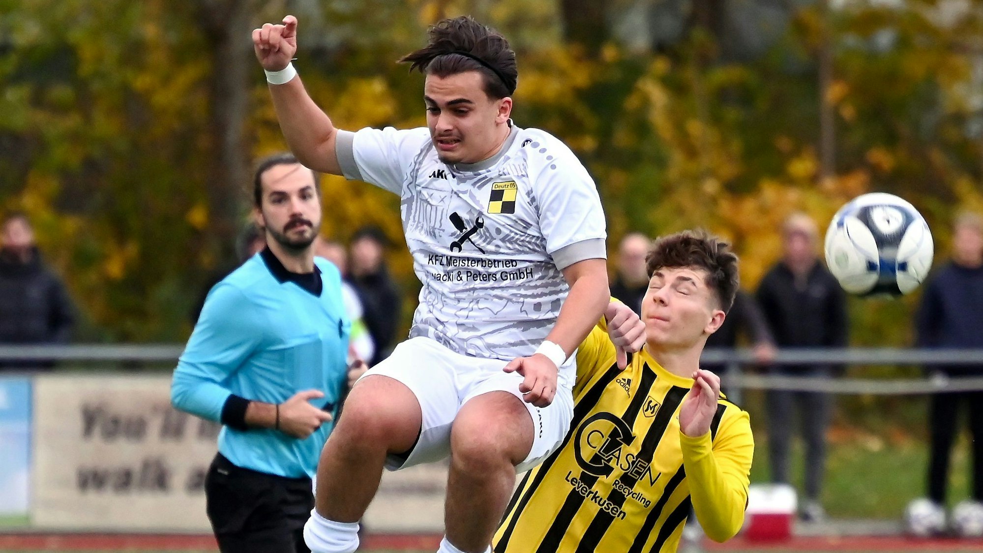 19.11.2023, Fussball-SV Schlebusch - Deutz 05
links: Giancarlo Lore (Deutz)
rechts: Mathias Janeczko (Schlebusch)
Foto: Uli Herhaus
