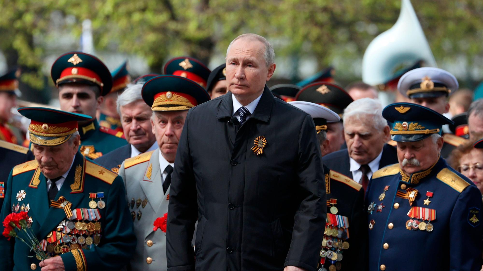 Das von der staatlichen russischen Nachrichtenagentur Sputnik über AP veröffentlichte Pool-Foto zeigt Wladimir Putin, Präsident von Russland, der im Anschluss an die Militärparade zum «Tag des Sieges» an einer Kranzniederlegung am Grab des Unbekannten Soldaten teilnimmt. Anlässlich des 77. Jahrestages des Endes des Zweiten Weltkriegs feiert Russland - überschattet vom Krieg gegen die Ukraine - den Sieg über Hitler-Deutschland. Der russische Präsident Wladimir Putin am "Tag des Sieges".