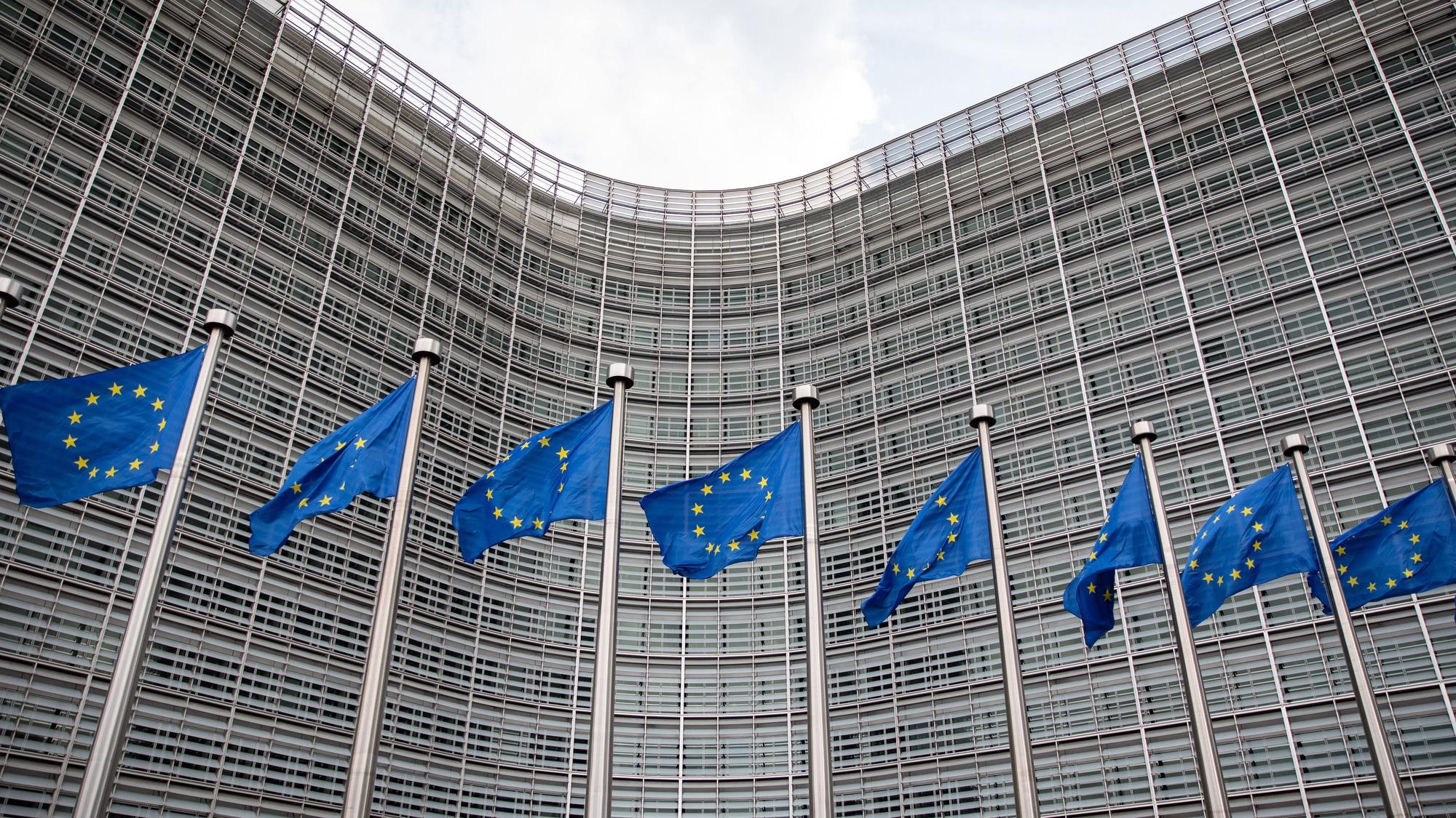 Brüssel: Zahlreiche Europaflaggen hängen vor dem Berlaymont-Gebäude.
