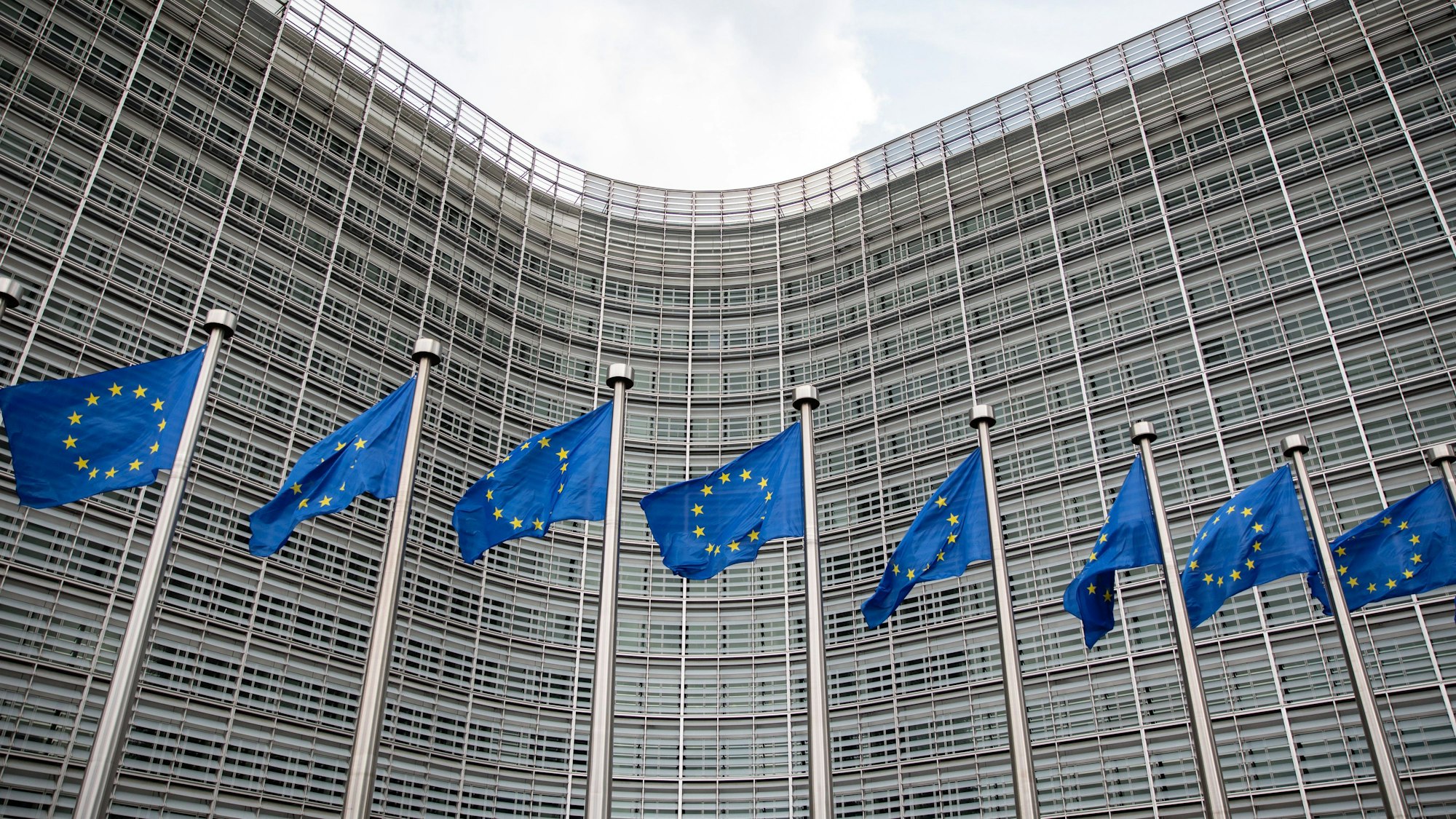 Brüssel: Zahlreiche Europaflaggen hängen vor dem Berlaymont-Gebäude.