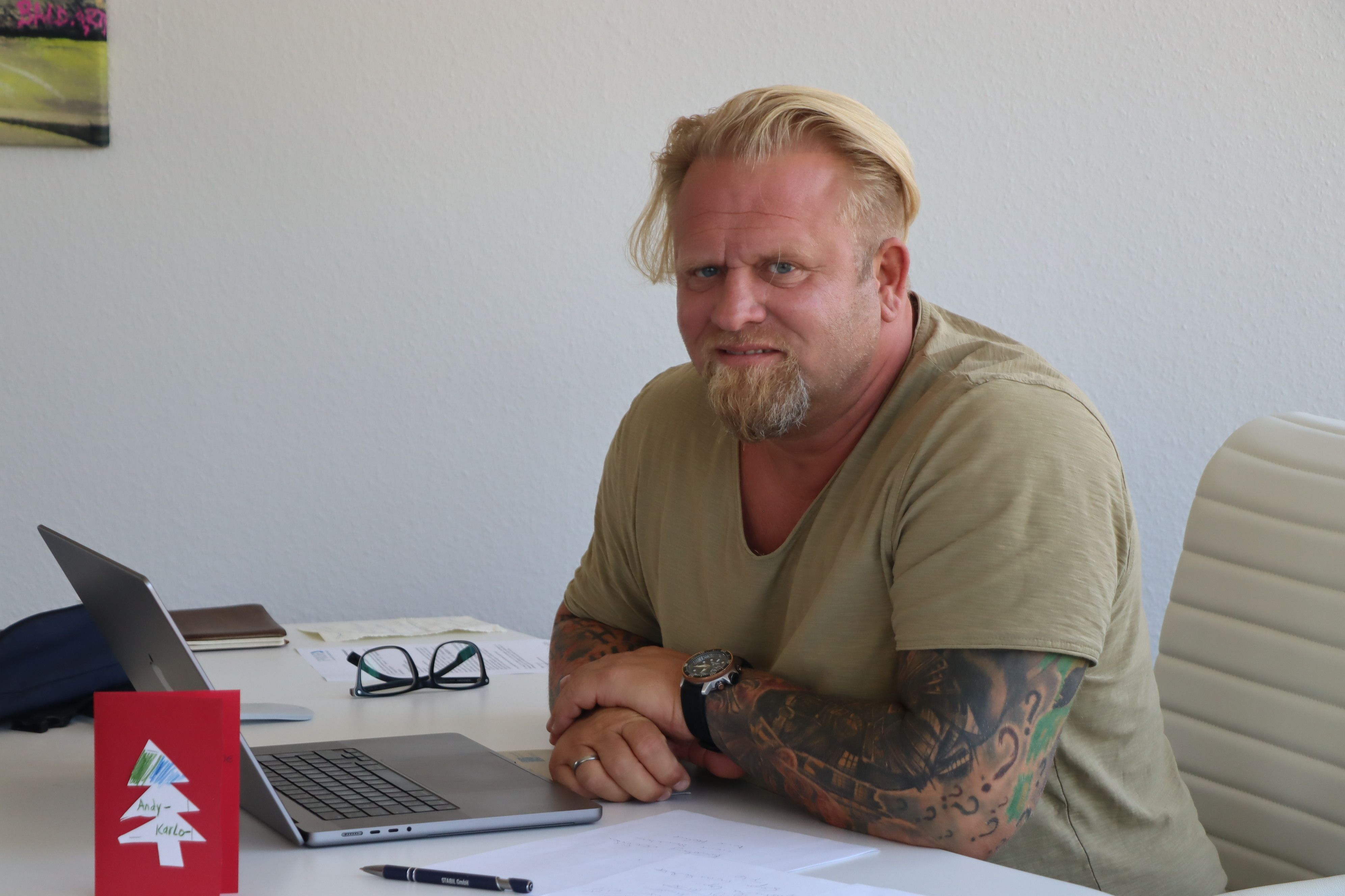 Carlo Contessa  ist Heilerziehungspfleger und Gründer und Geschäftsführer der Stabil GmbH 2016. Ziel der Institution ist, Intensivtäter wieder auf die gerade Bahn zu bringen.