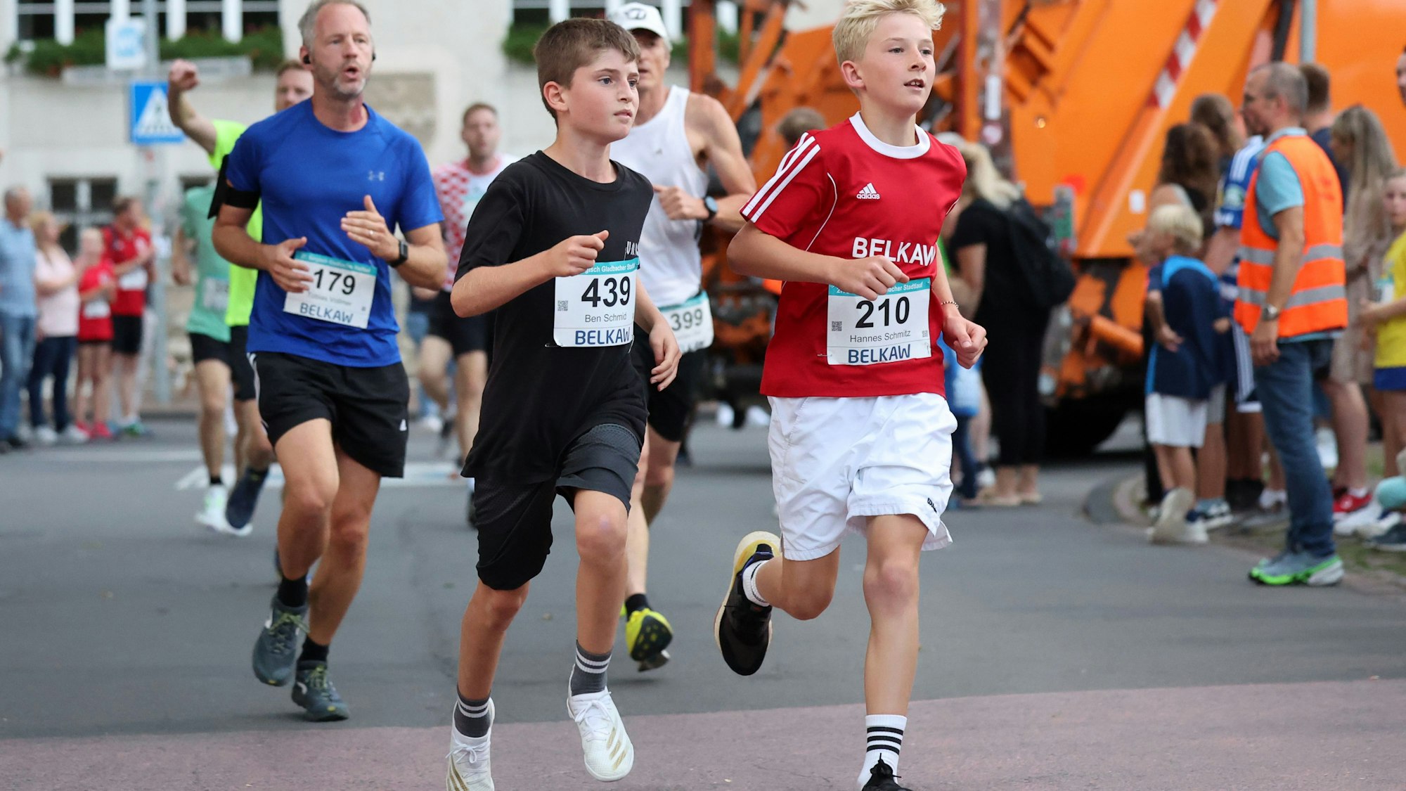 Zwei Jungs laufen über den Marktplatz.