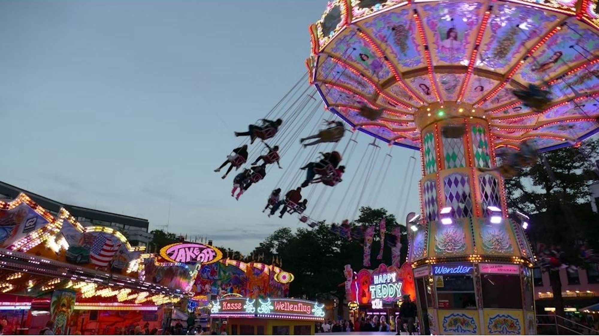Kettenkarussell auf der Eitorfer Kirmes 2023.