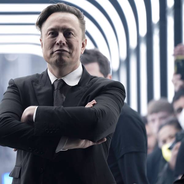 Tech-Milliardär Elon Musk (r.) in der Tesla-Fabrik in Grünheide. Ein Wegbegleiter warnt nun vor dem Einfluss des Milliardärs. (Archivbild)