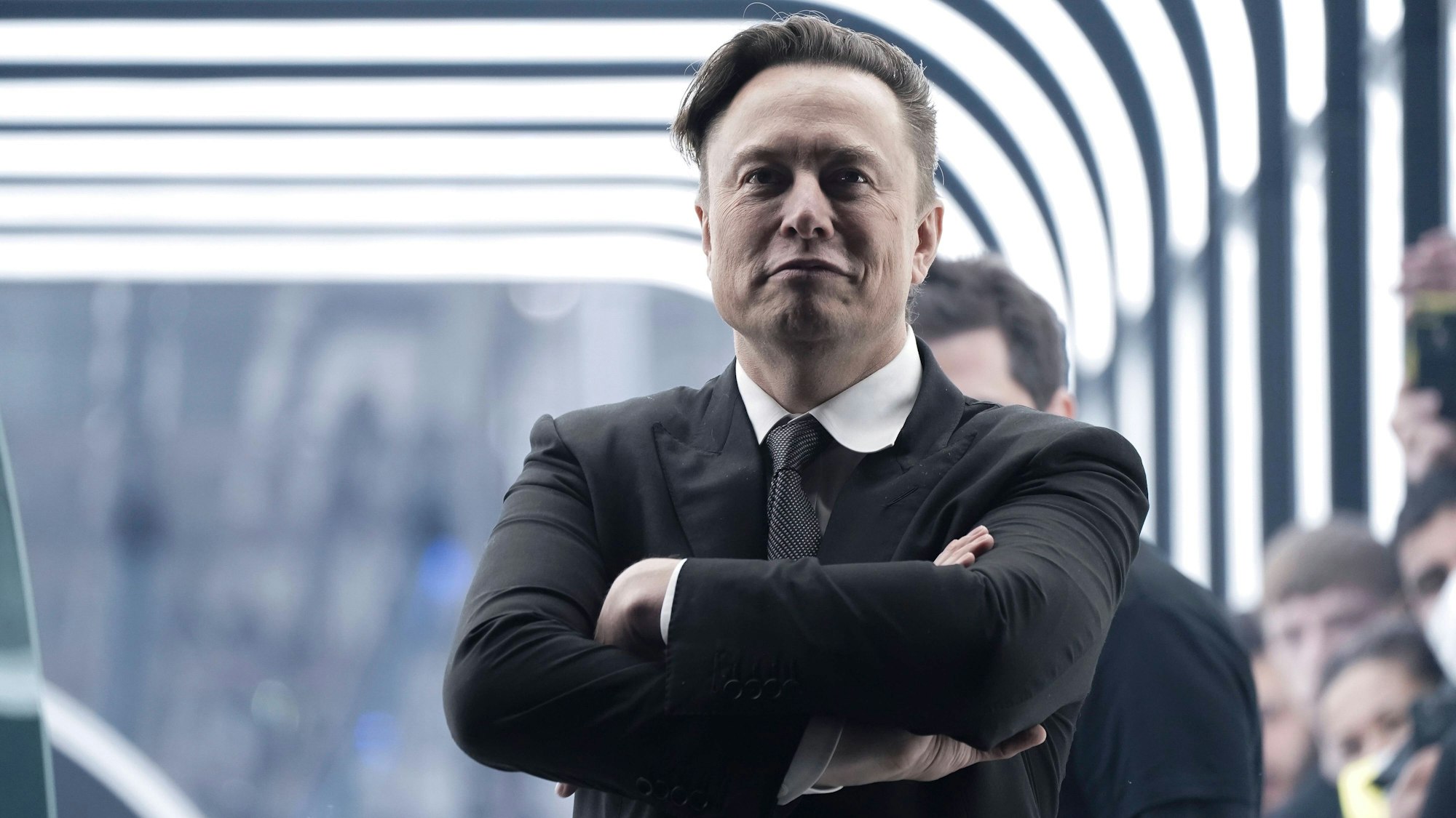 Tech-Milliardär Elon Musk (r.) in der Tesla-Fabrik in Grünheide. Ein Wegbegleiter warnt nun vor dem Einfluss des Milliardärs. (Archivbild)