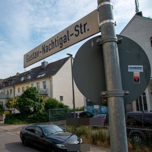 Blick auf eine Straße, der Straßenname ist auch lesbar.