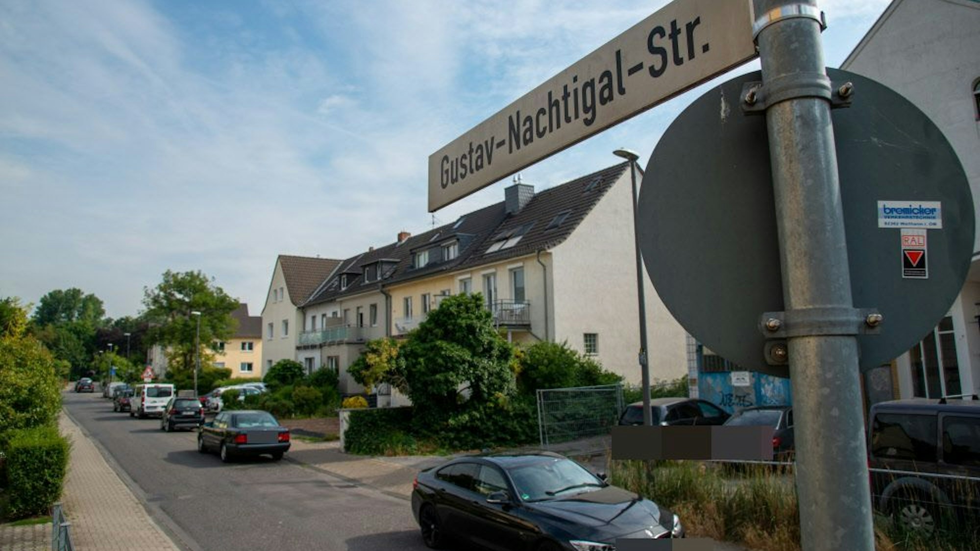 Blick auf eine Straße, der Straßenname ist auch lesbar.