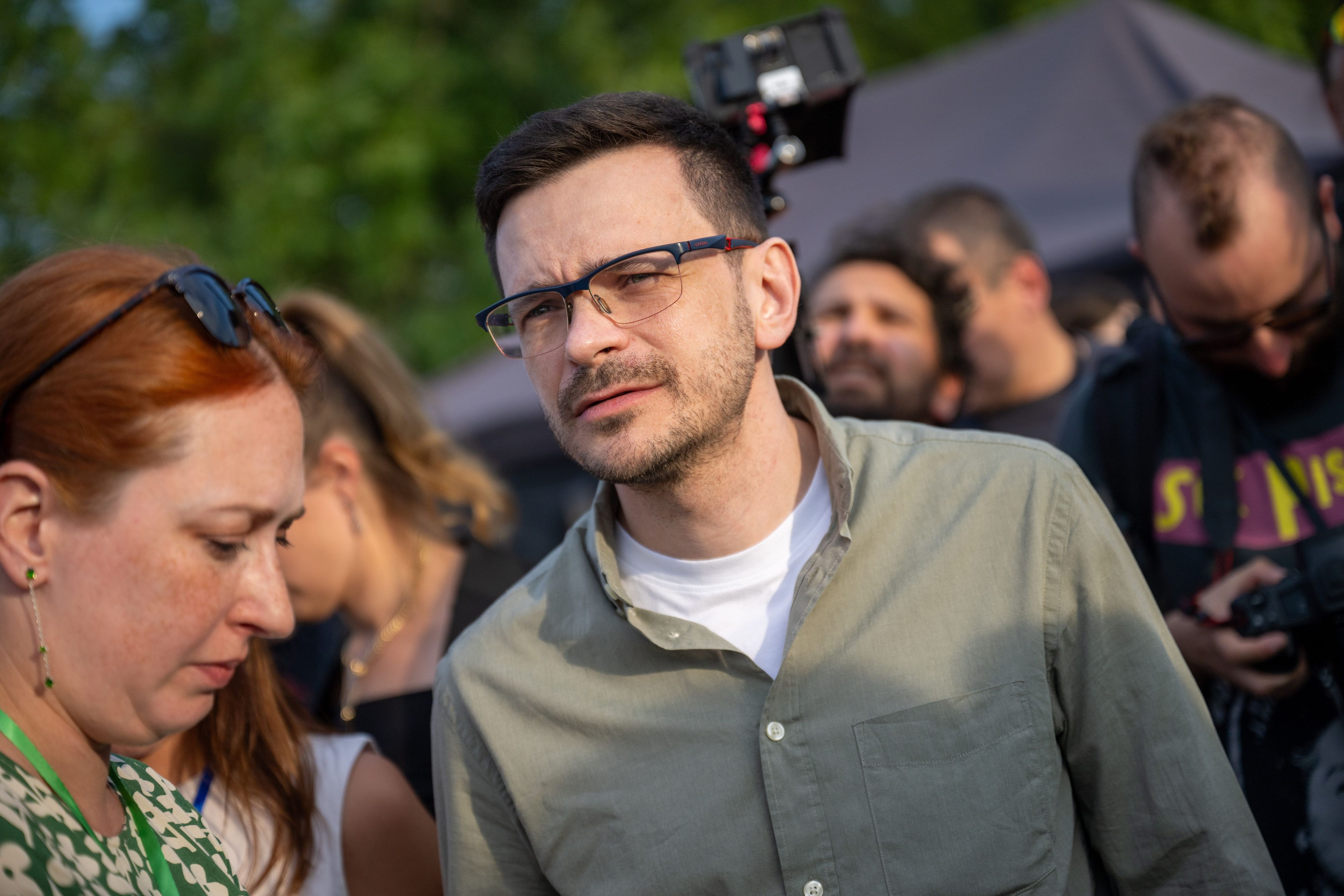 Ilja Jaschin (M.), freigekommener russischer Oppositionspolitiker, kommt zu einer Veranstaltung im Mauerpark in Berlin. In der Hauptstadt will er jetzt überwacht worden sein.