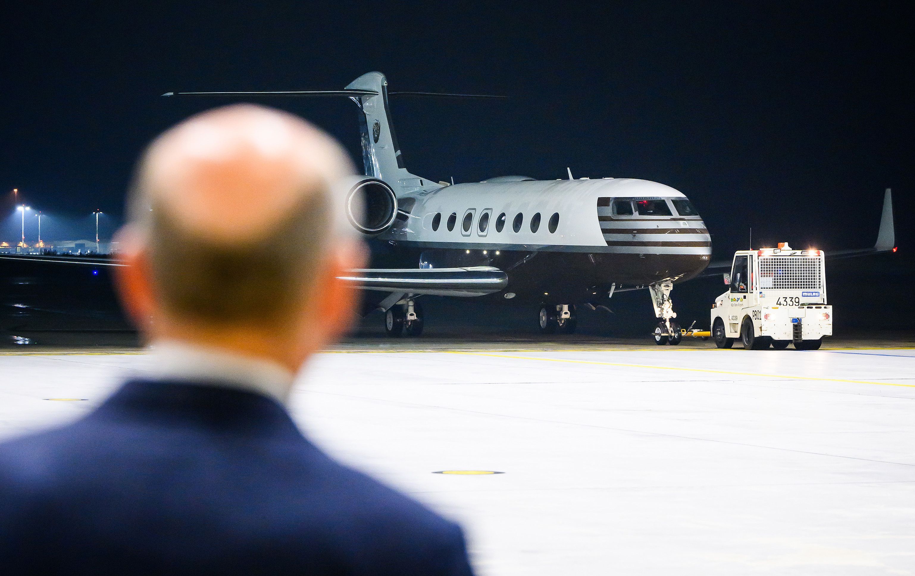Bundeskanzler Olaf Scholz (SPD) empfängt die frei gelassenen Personen – darunter Ilja Jaschin –, die mit einem Flugzeug nach dem Gefangenenaustausch mit Russland auf dem militärischen Teil des Flughafen Köln/Bonn ankommen.