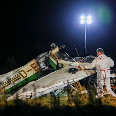 Das Wrack eines Kleinflugzeuges wird auf dem Gelände nahe des Flugplatzes in Bad Sassendorf im Kreis Soest untersucht.