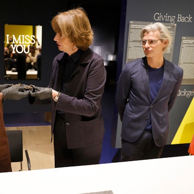 Henriette Reker (r, parteilos), Oberbürgermeisterin von Köln, übergibt Abba Isa Tijani, Generaldirektor der Nationalen Kommission für Museen und Monumente, symbolisch einen bronzenen Schlüssel aus dem Königreich Benin.