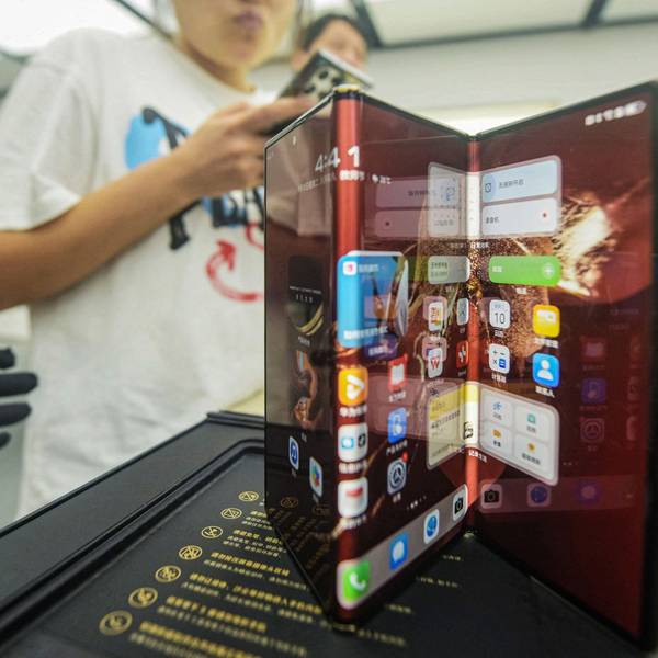 Der chinesische Huawei-Konzern hat als Erster ein Smartphone vorgestellt, dessen Display sich zwei Mal auffalten lässt - und dadurch Tablet-Größe erreichen kann.