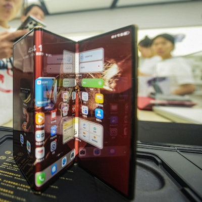 Der chinesische Huawei-Konzern hat als Erster ein Smartphone vorgestellt, dessen Display sich zwei Mal auffalten lässt - und dadurch Tablet-Größe erreichen kann.