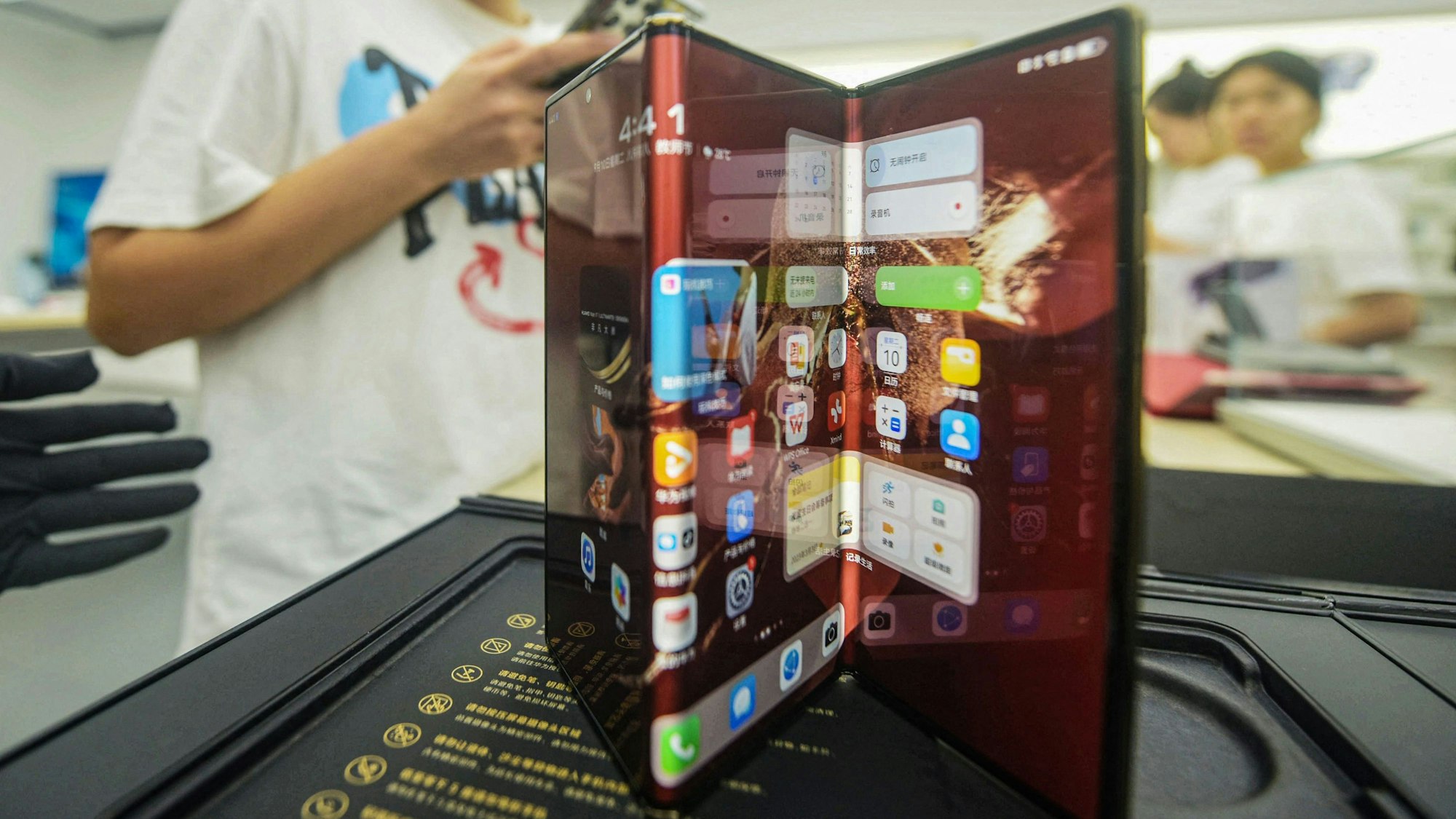 Der chinesische Huawei-Konzern hat als Erster ein Smartphone vorgestellt, dessen Display sich zwei Mal auffalten lässt - und dadurch Tablet-Größe erreichen kann.