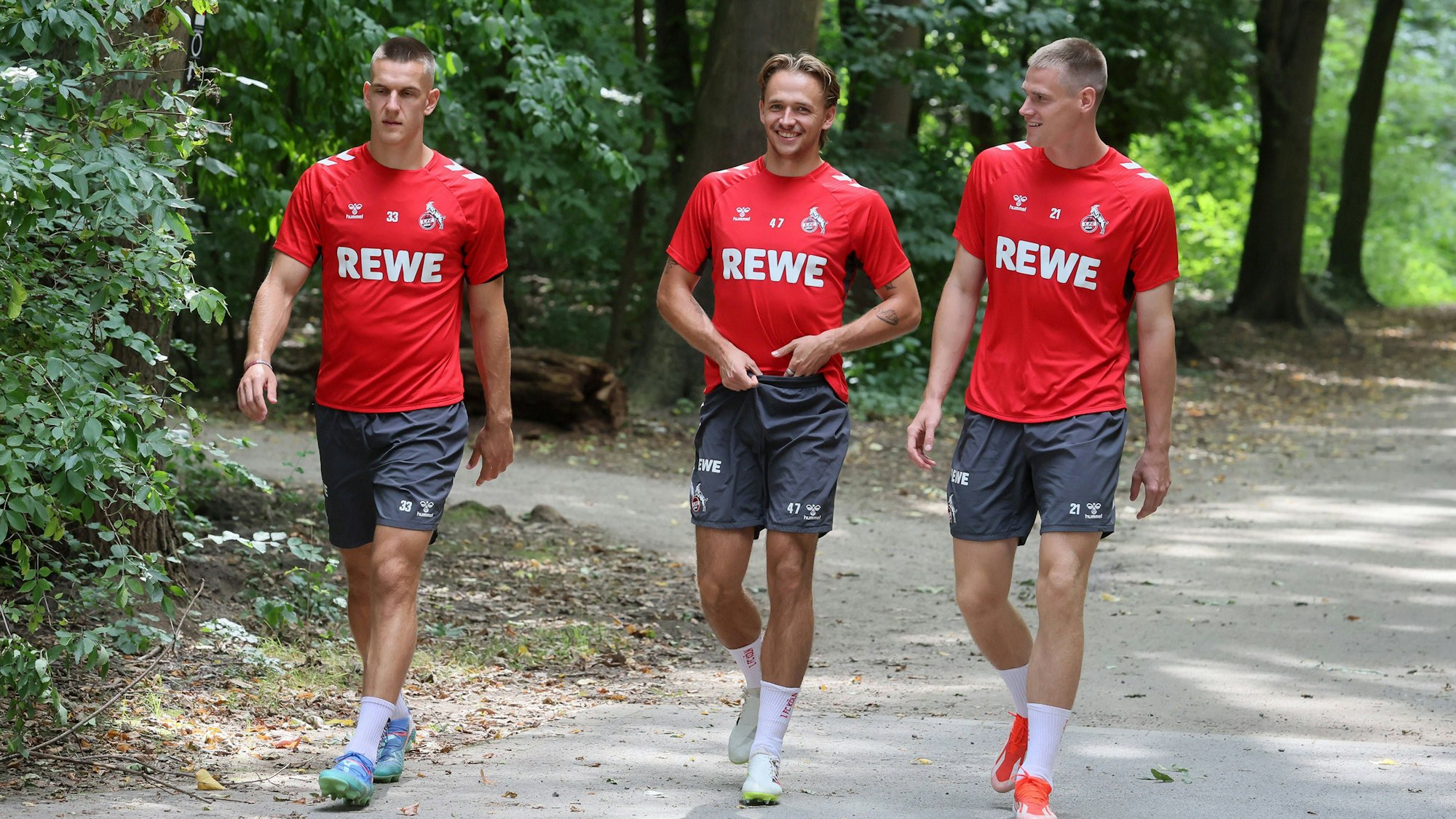 Florian Dietz, Mathias Olesen und Steffen Tigges (v.l.) sind auf dem Weg zum Training.